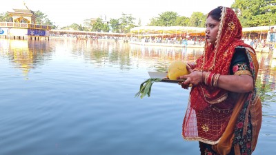 छठ पर्वमा आज अस्ताउँदो सूर्यलाई अर्घ दिइयो
